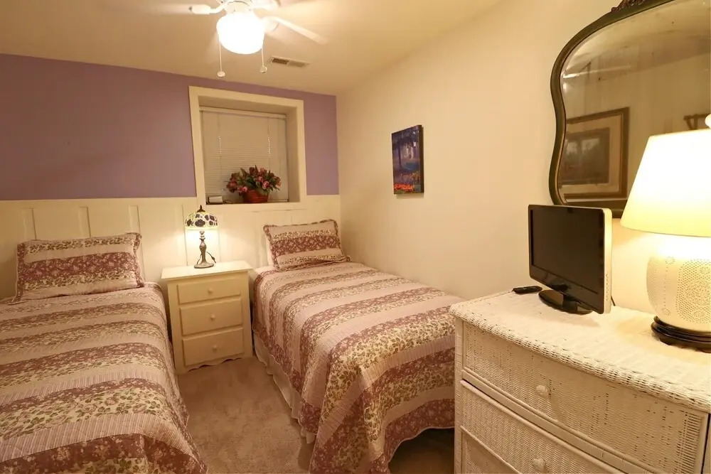 12 Morris 4 2 Bedroom Condo by Redawning