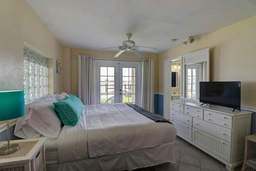 Bayside Bungalow 1 - Large Screened Lanai With Beautiful Bay Views
