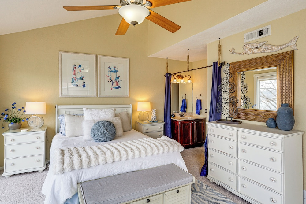 180 Main Channel View! Poolside Apt in Osage Beach