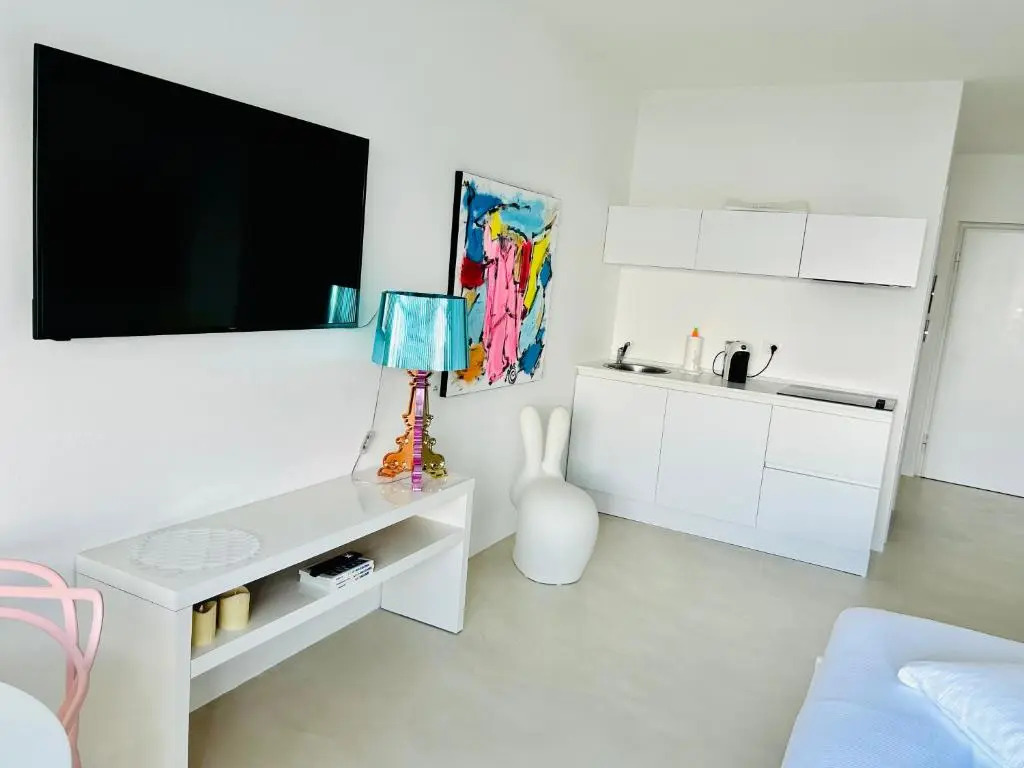 Artelago-Rose studio lake view