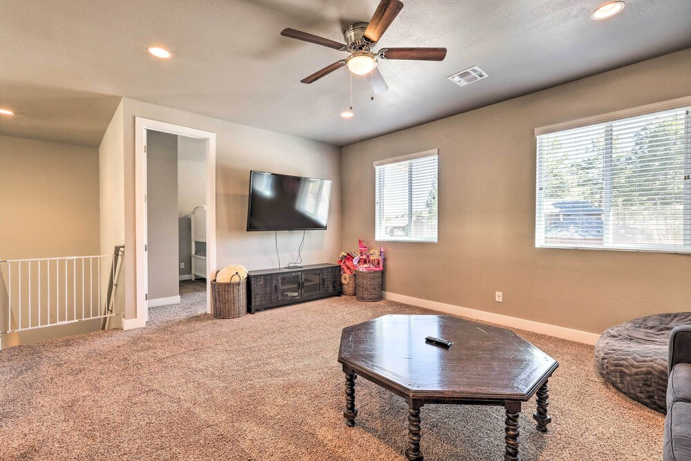 Family Home w/ Deck, 3 Mi to Downtown Flagstaff!