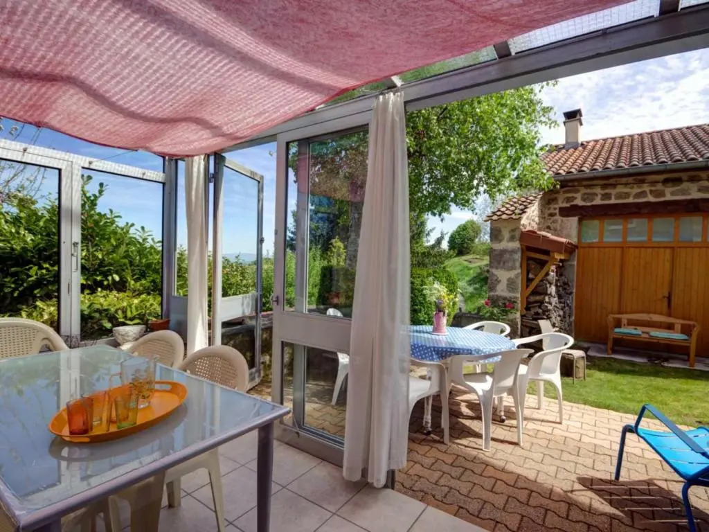 Gîte Bellevue à Marols pour 6 personnes avec charmante cour fermée - FR-1-496-2