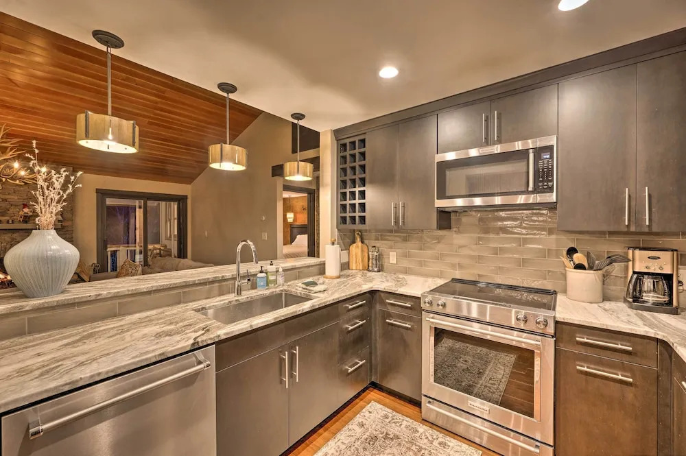 Riverfront Lincoln Condo: 1 Mi to Loon Mountain!