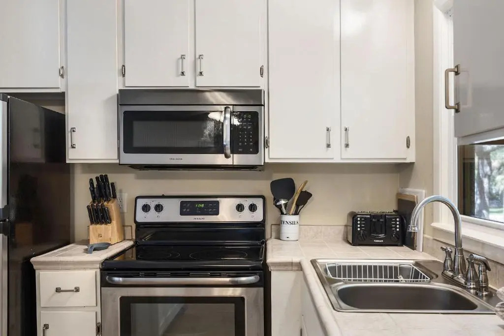 1010 E Ashley - Two Kitchens - Steps to Beach