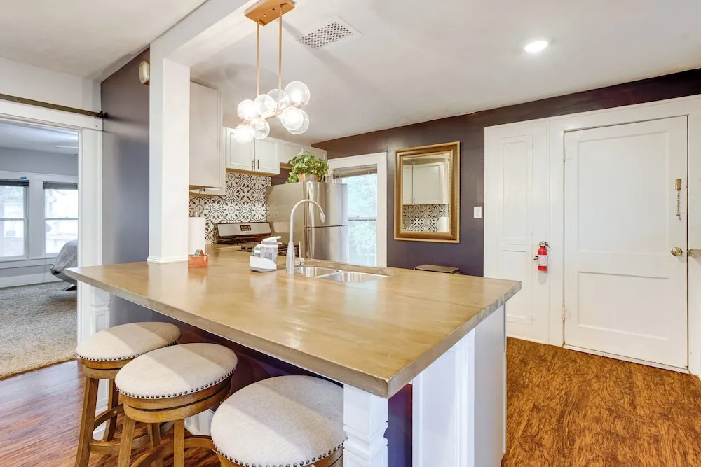 1 Mi to Hermann Park! Updated Apt w/ Parking Spot