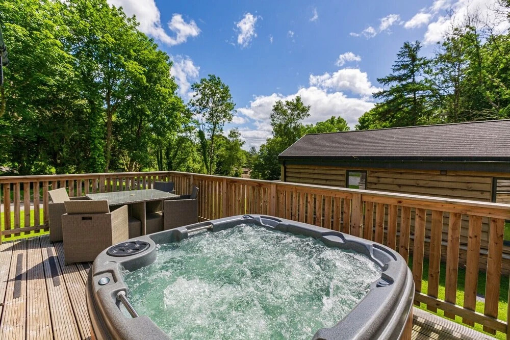 Squirrel Lodge 41 with Hot Tub, Newton Stewart
