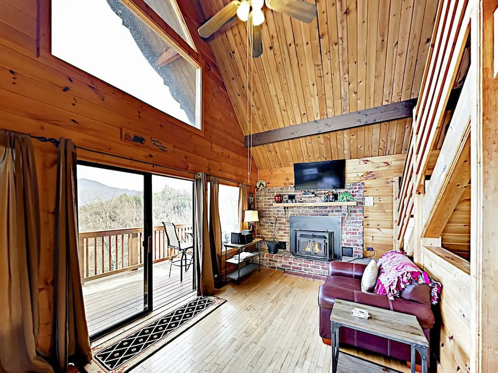 Chalet W/ Epic Mountain Views & Hot Tub 3 Bedroom Cabin
