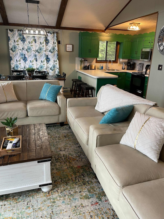 Lakefront Poconos Retreat w Hot Tub Dog Friendly