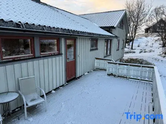 Lofoten Aurora House | Cozy & Private Stay with Fireplace