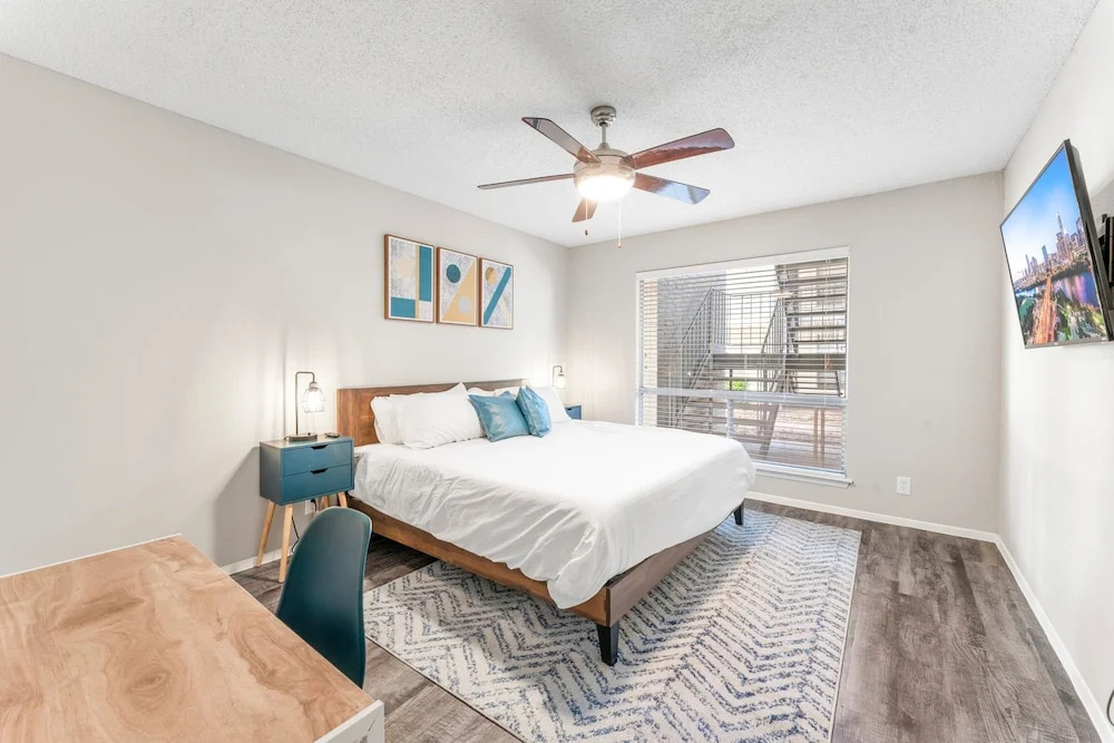 Soco 2BR Comfy Suite w Pool King bed Fast Wifi