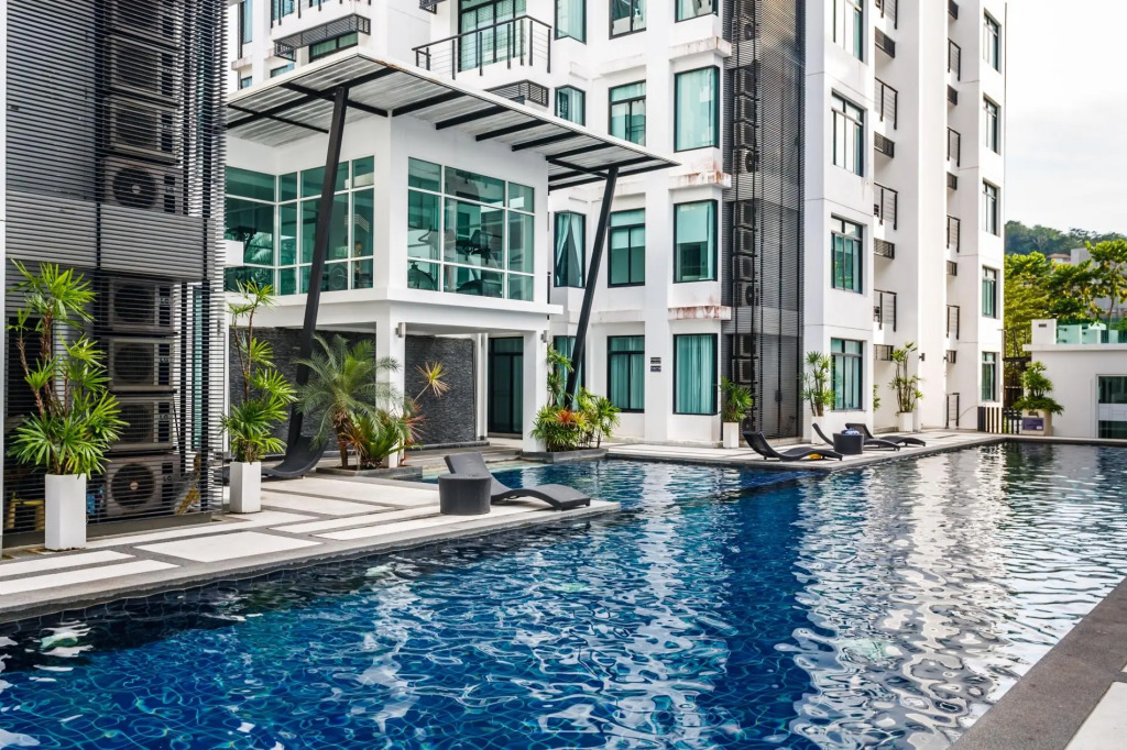 High floor 3 bdr apartment with pool and gym