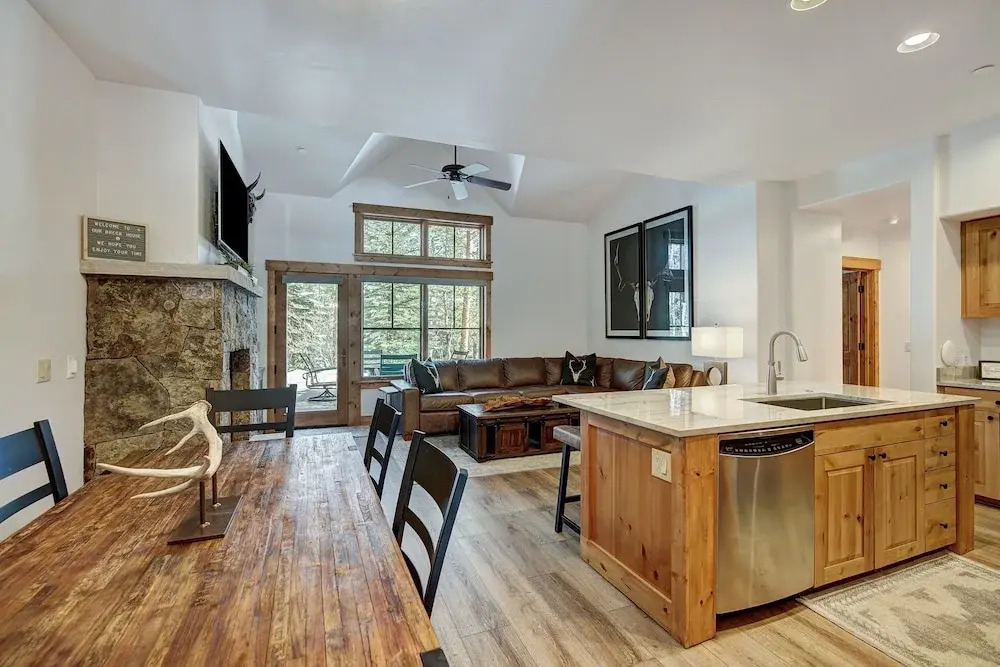 Updated, Modern Townhome With Private Garage 2 Bedroom Condo
