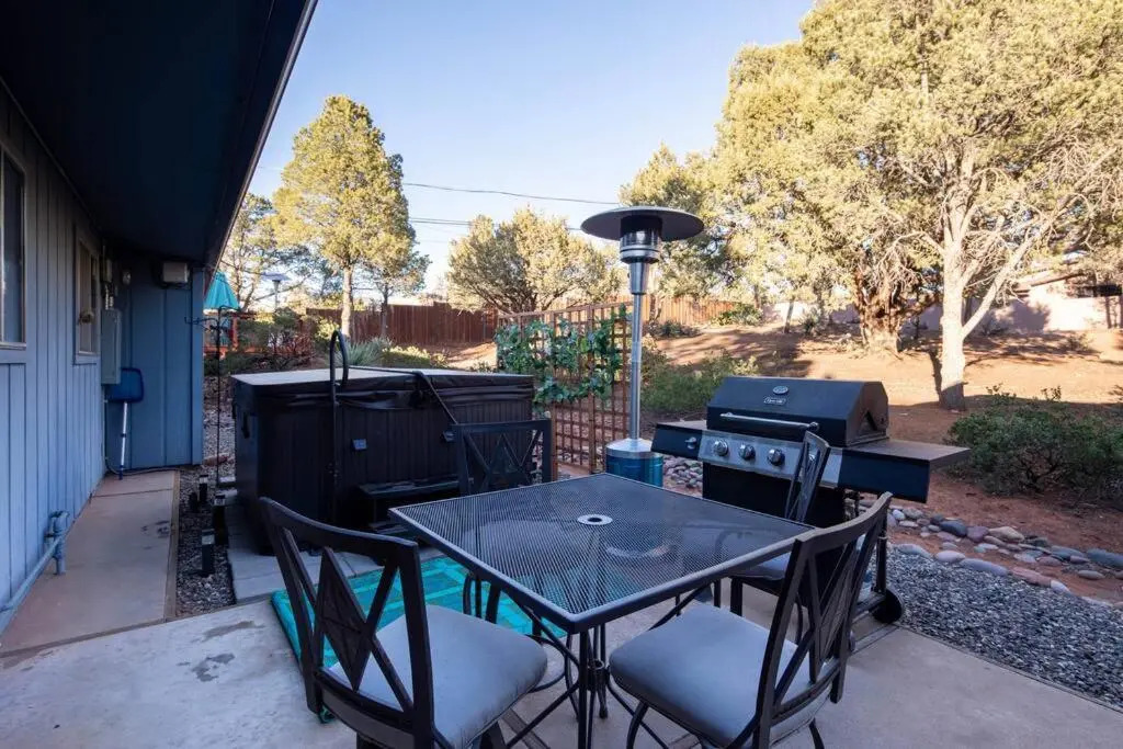 Red Rocks Retro! Stunning Views and Hot Tub!
