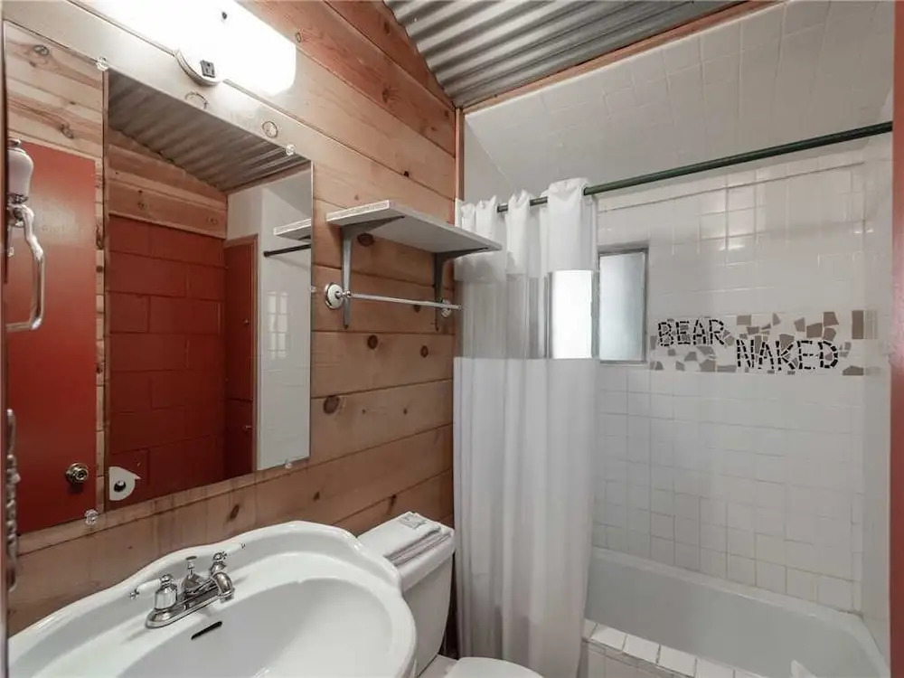 Sleeping Bear, 2 Bedrooms, Front Deck, Midtown, Sleeps 6