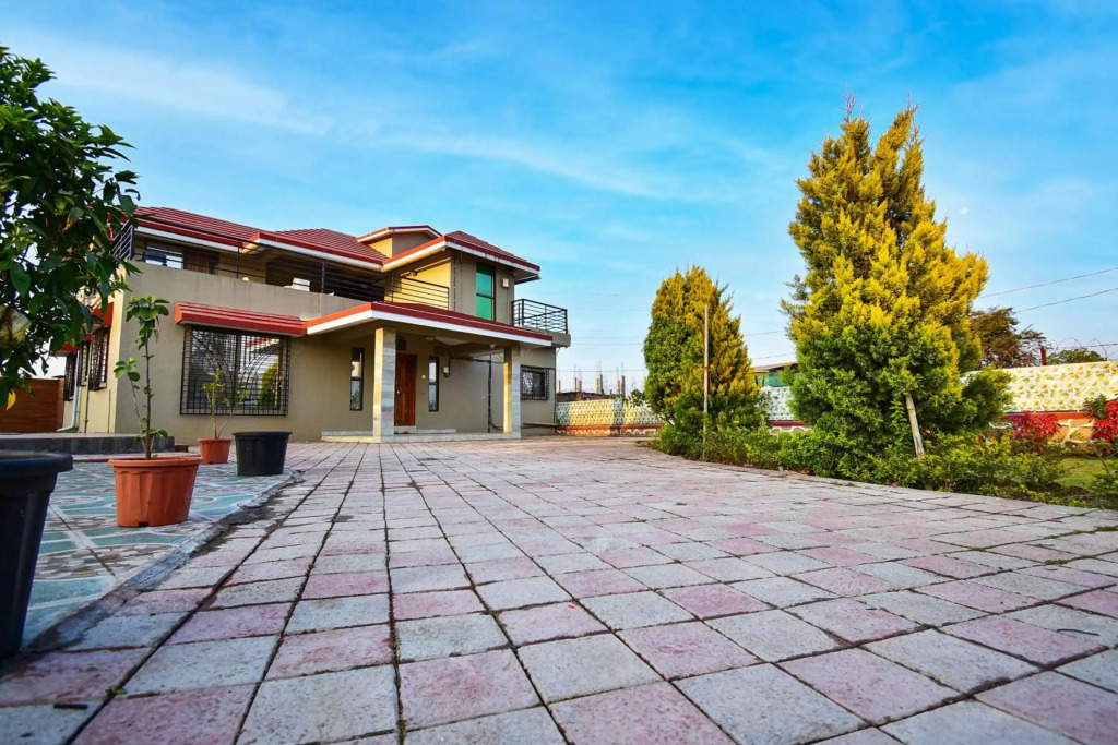 Green Meadows Large Pool & Garden by 23 Villa Stay