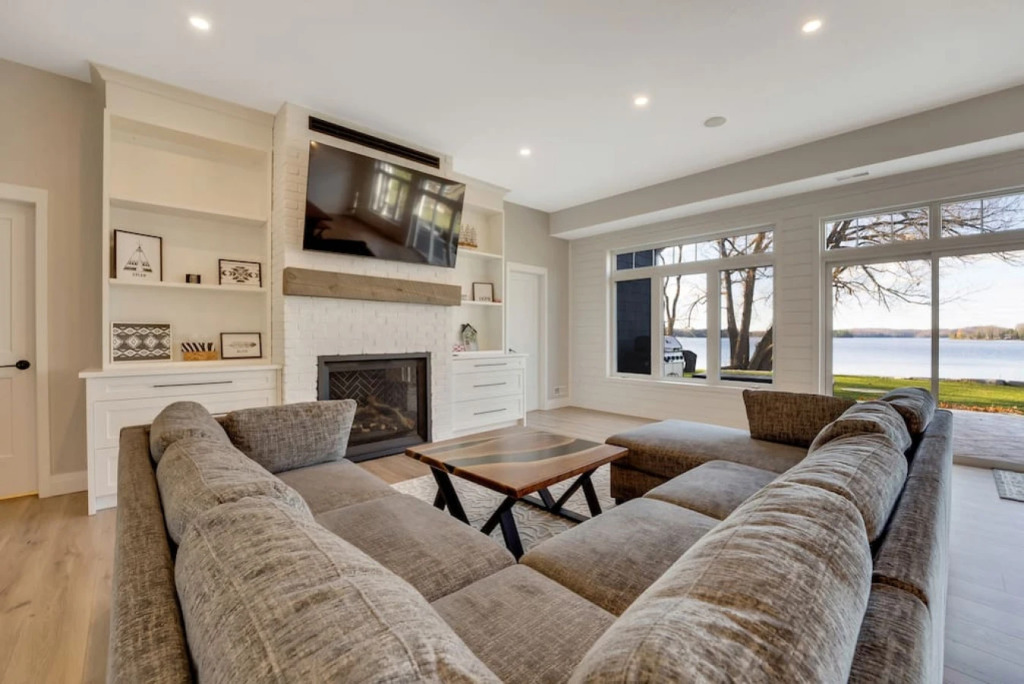 Luxury Cottage overlooking Wollaston Lake-Hot tub