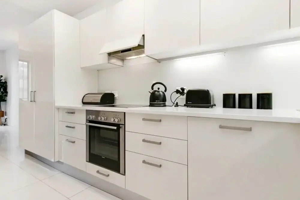 Spacious, Heritage 1 Bedroom Apartment in Cape Town