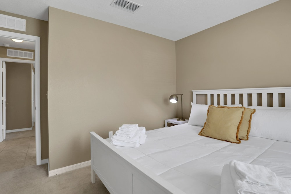 Grand Home With Private Screened Pool, Grill, Streaming, W/d, & AC
