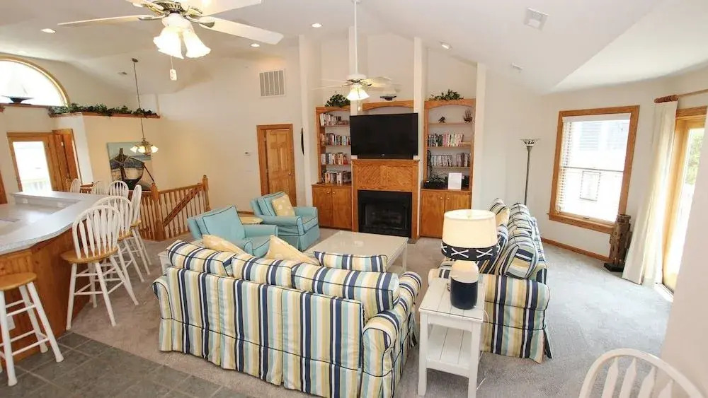 The Green Wave - 7 Br home by RedAwning
