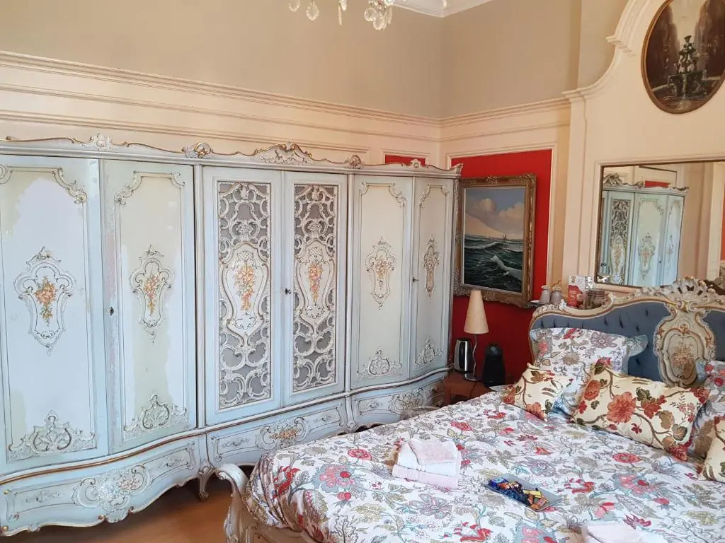 Château Lambert Moulinsart Hotel, shuttle airport, long term parking, snooker, large terrasse, dinner, breakfast