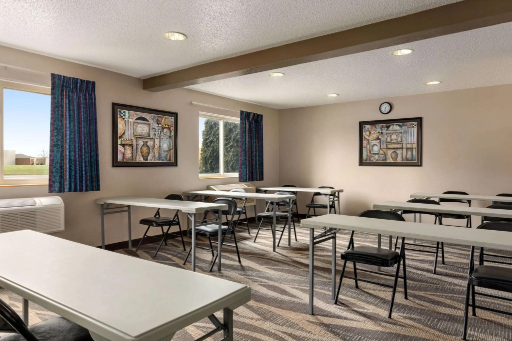 Super 8 by Wyndham Joliet