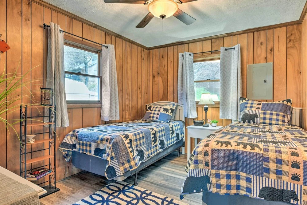 Cozy Maggie Valley Cabin, 1 Mi to Tube World!