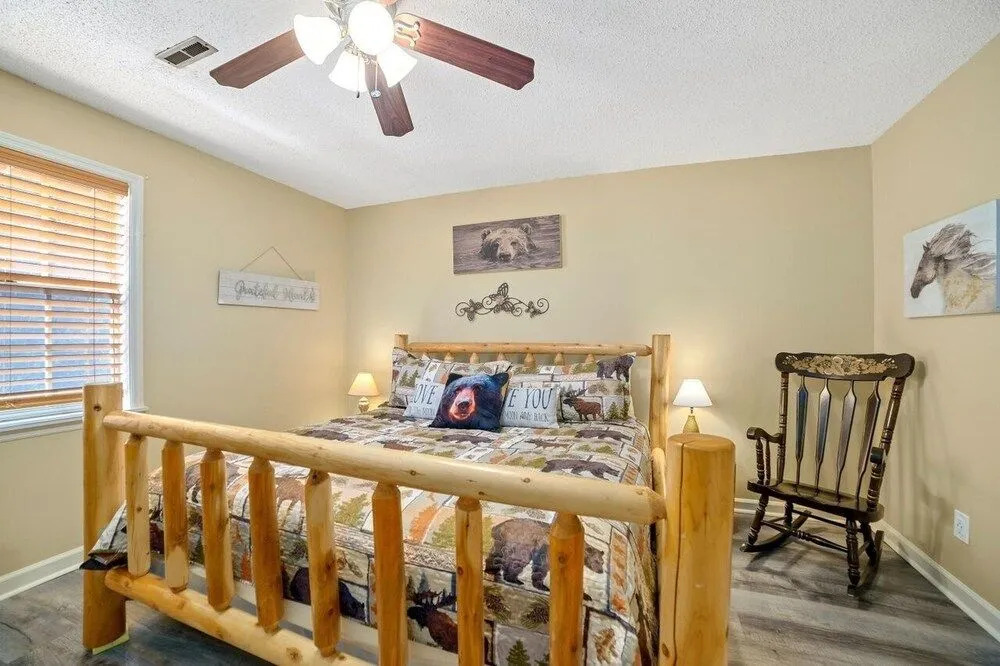 Strollin' Bear 3 Bedroom Home by Redawning