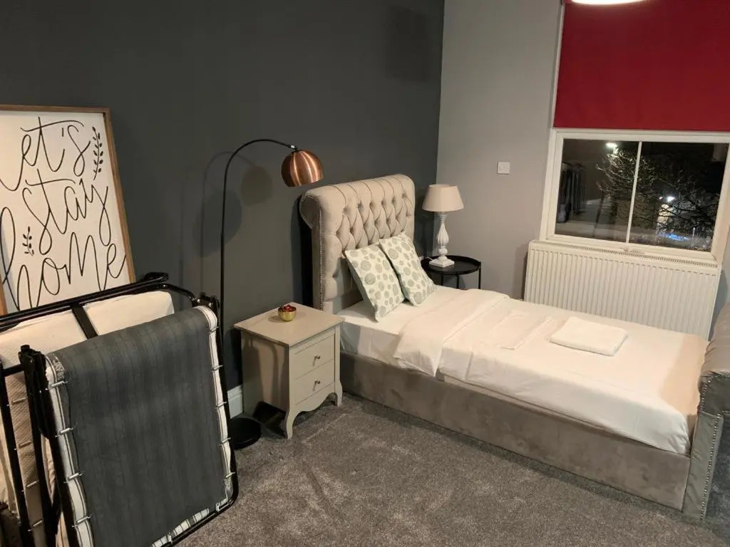 Spacious, Bright Twin Studio Apartment (can sleep up to 4)