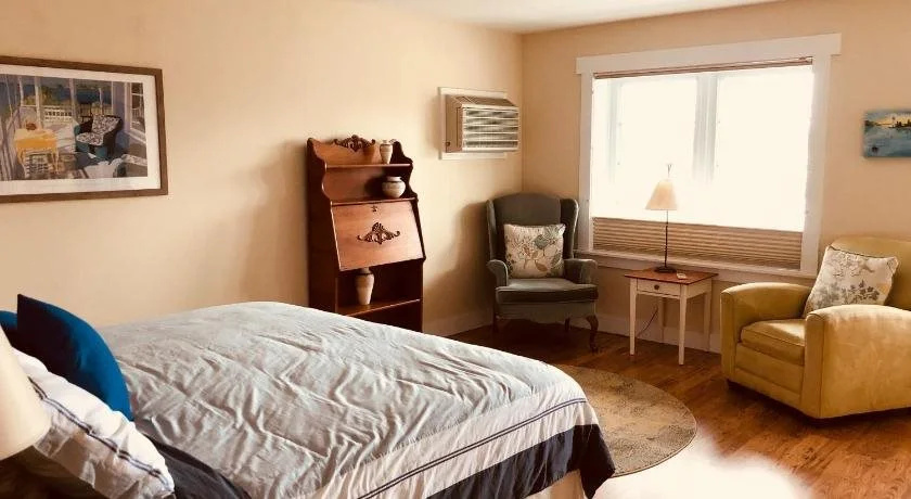 The Water's Edge Inn & Gallery