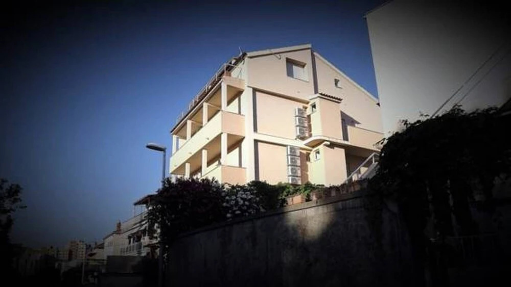 Apartment 5 Double Bed & Bidet Sleeps 2 Guests
