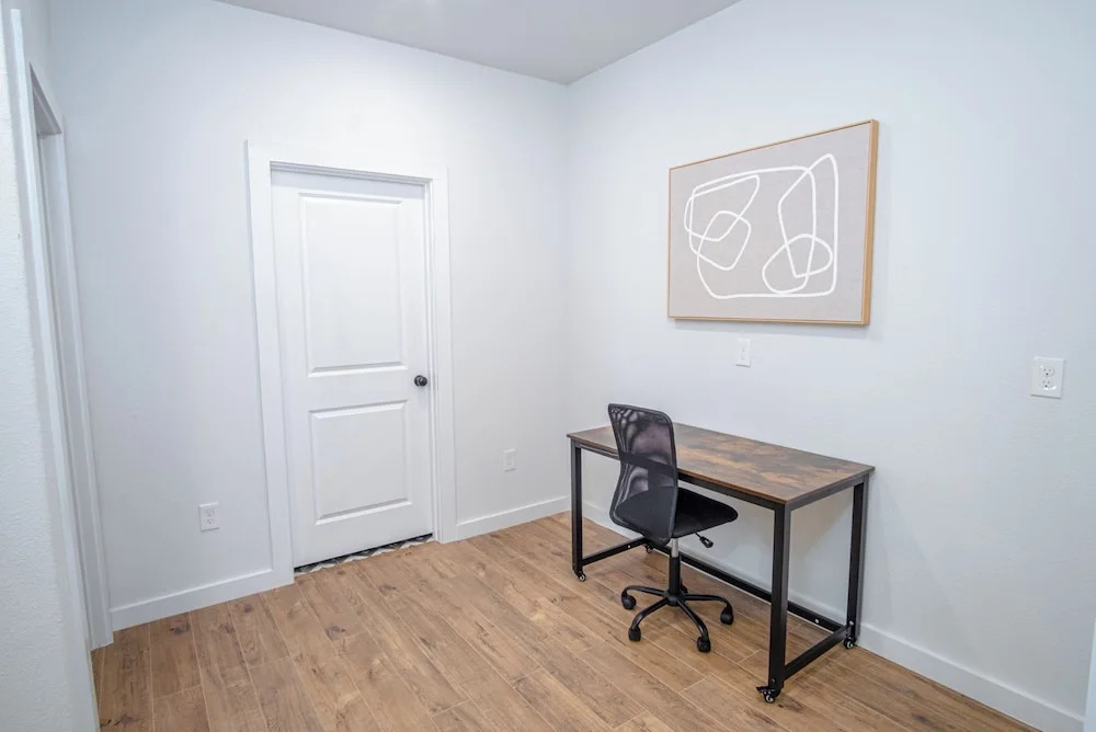 Cutting-edge Elegant 3BR 2.5ba Home Near Downtown!