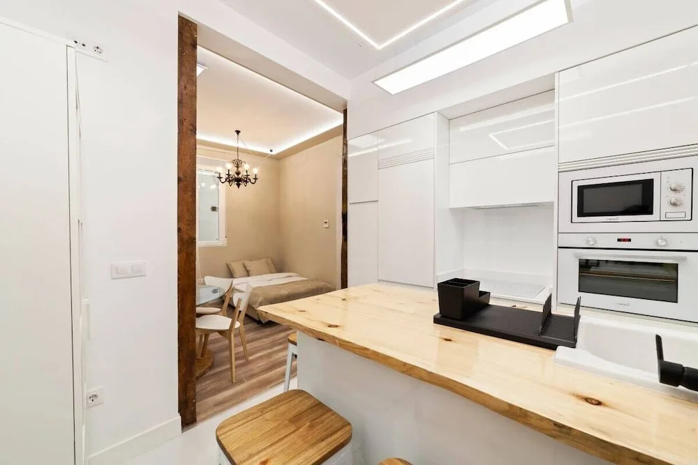 Bright & Spacious Three Bedroom Apartment in Centro