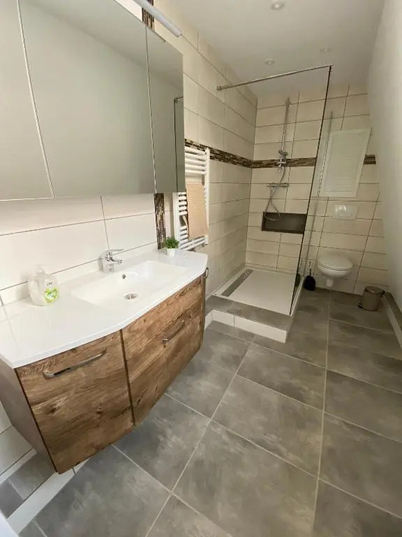 Ferienwohnung mit Balkon und Garten OG