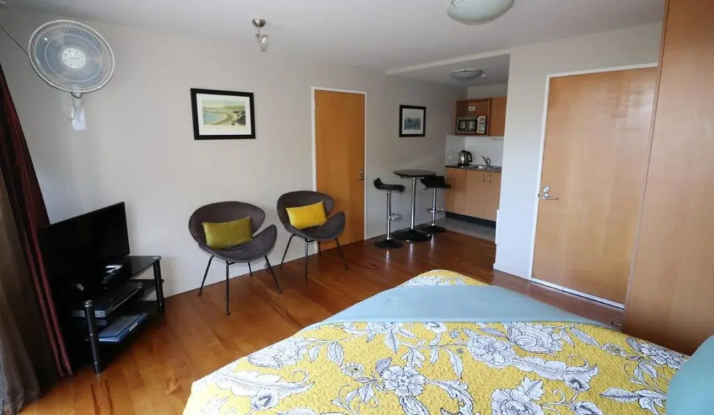 Sumner Bay Motel