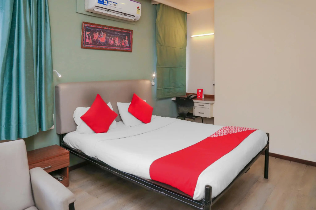 OYO Collection O 80421 Hotel Pearl