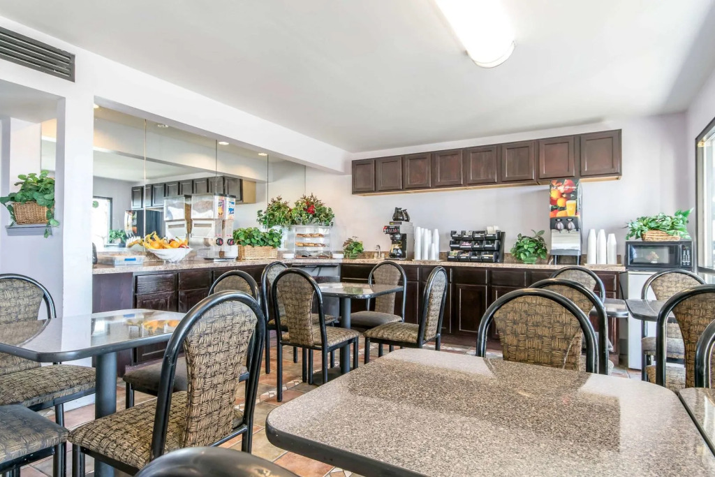 Studio 6 Suites Louisville KY Airport/Expo Center