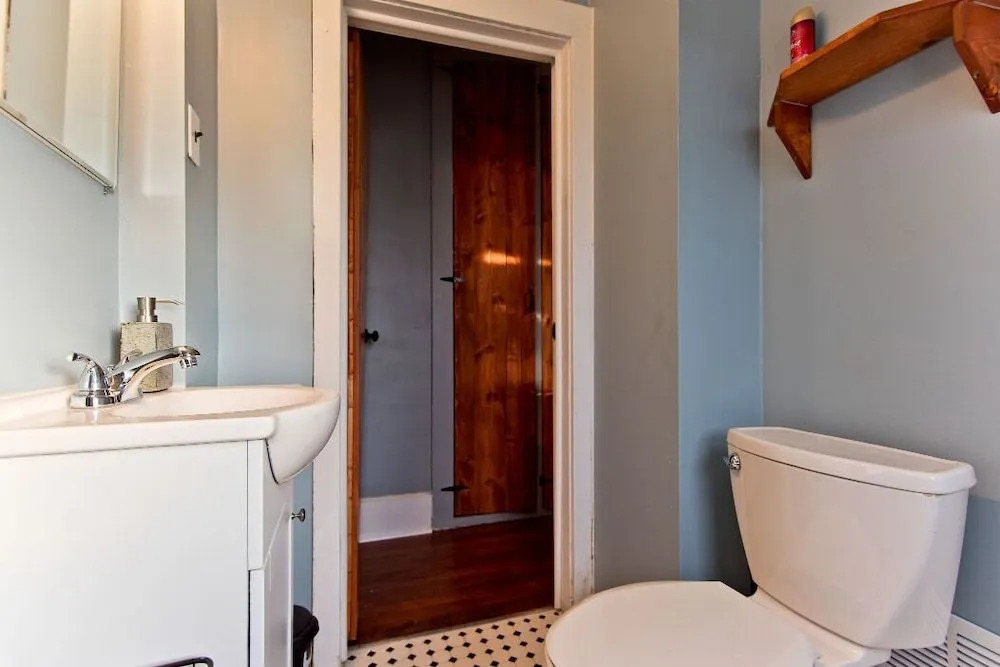 Amazing 5 Bedroom Downtown Ferndale House