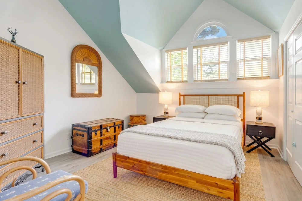 Walk to Eats & Drinks! Stylish Murrells Inlet Stay