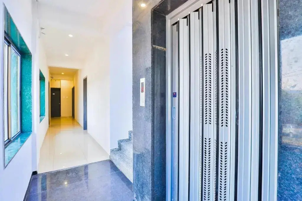 Nova Hotel New Crossroad By OYO Rooms
