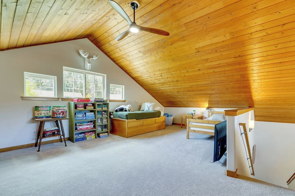 Hot Tub & Fire Pit! Pet-friendly Gem 2 Mi to Lake