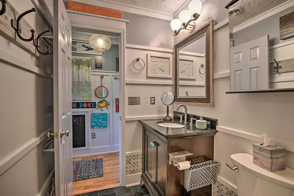 Eclectic Condo w/ Balcony: 1 Block to Beach!