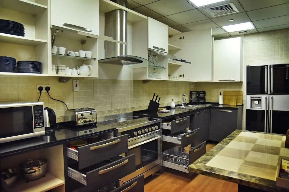 Luxury 4BR Apartment in Horizon Towers