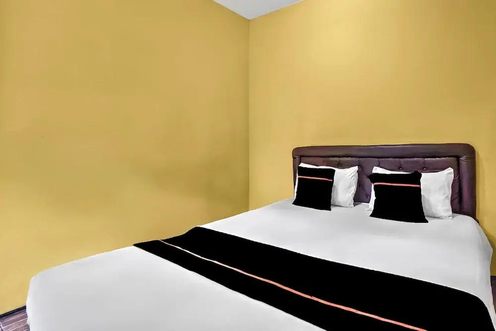 OYO 95043 Guest House Adel's