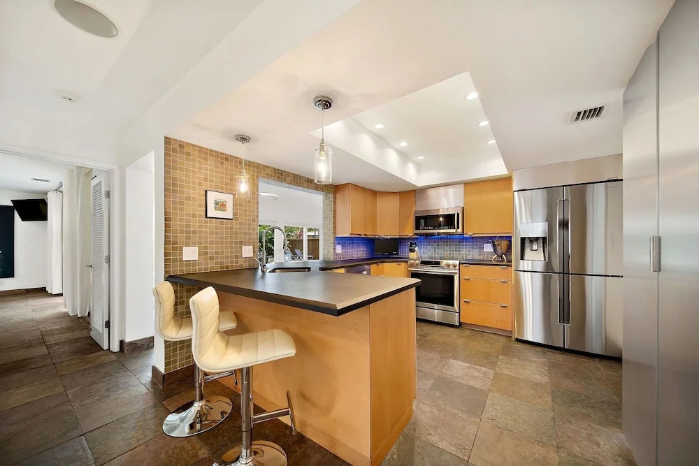 Upscale Modern Beach W/ Saltwater Pool 3 Bedroom Home