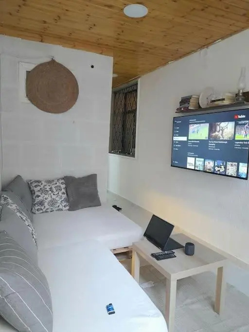 Cozy 2 bedrooms apartment in Jabal Lwebdeh