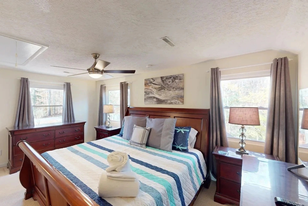 Lakeside Park - Spacious pet Friendly House W/hot Tub, Kayaks, air Hockey, Deck & Patio
