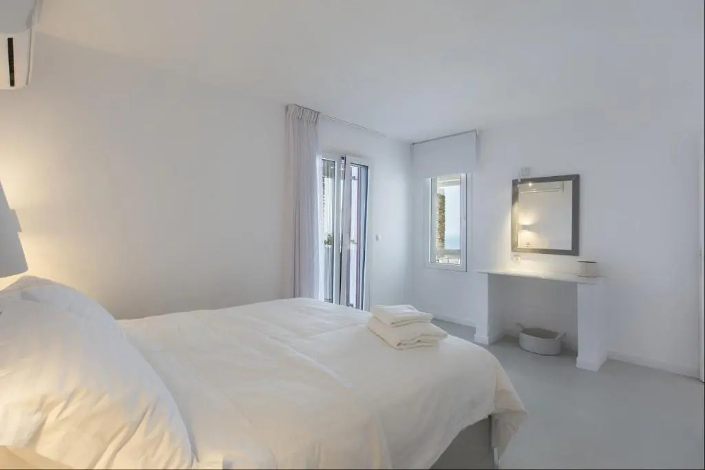 4 maisonettes with a swimming pool and a sea view, in the area of Koundouros
