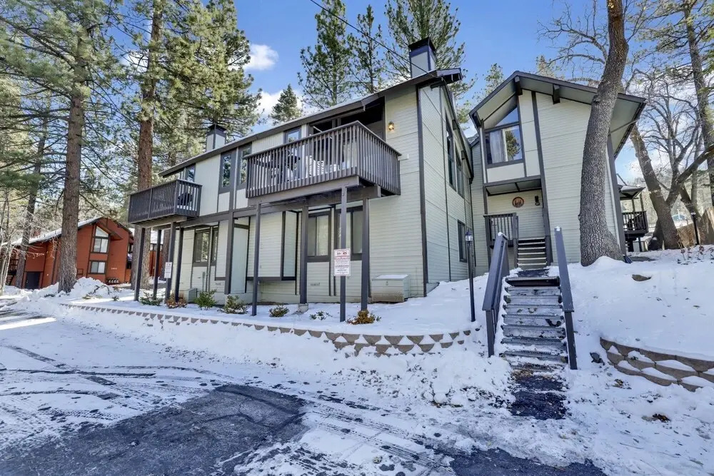 2231-summit View 2 Bedroom Home by RedAwning