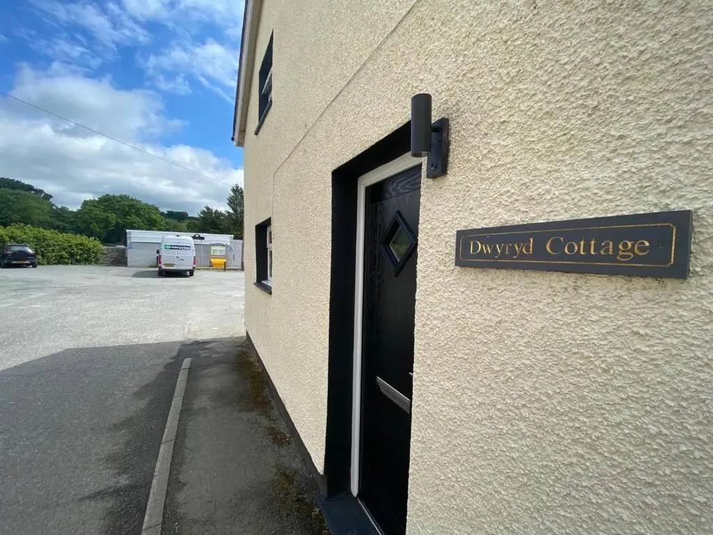 Modern 4-bed Cottage Llanwrst Town Centre & Parking - Snowdonia! near Betws-y-Coed