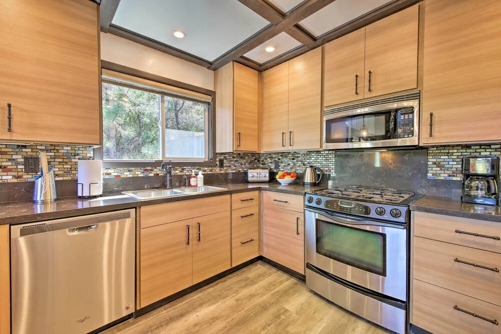 Bikes + Game Room: Lovely Lake Arrowhead Home!